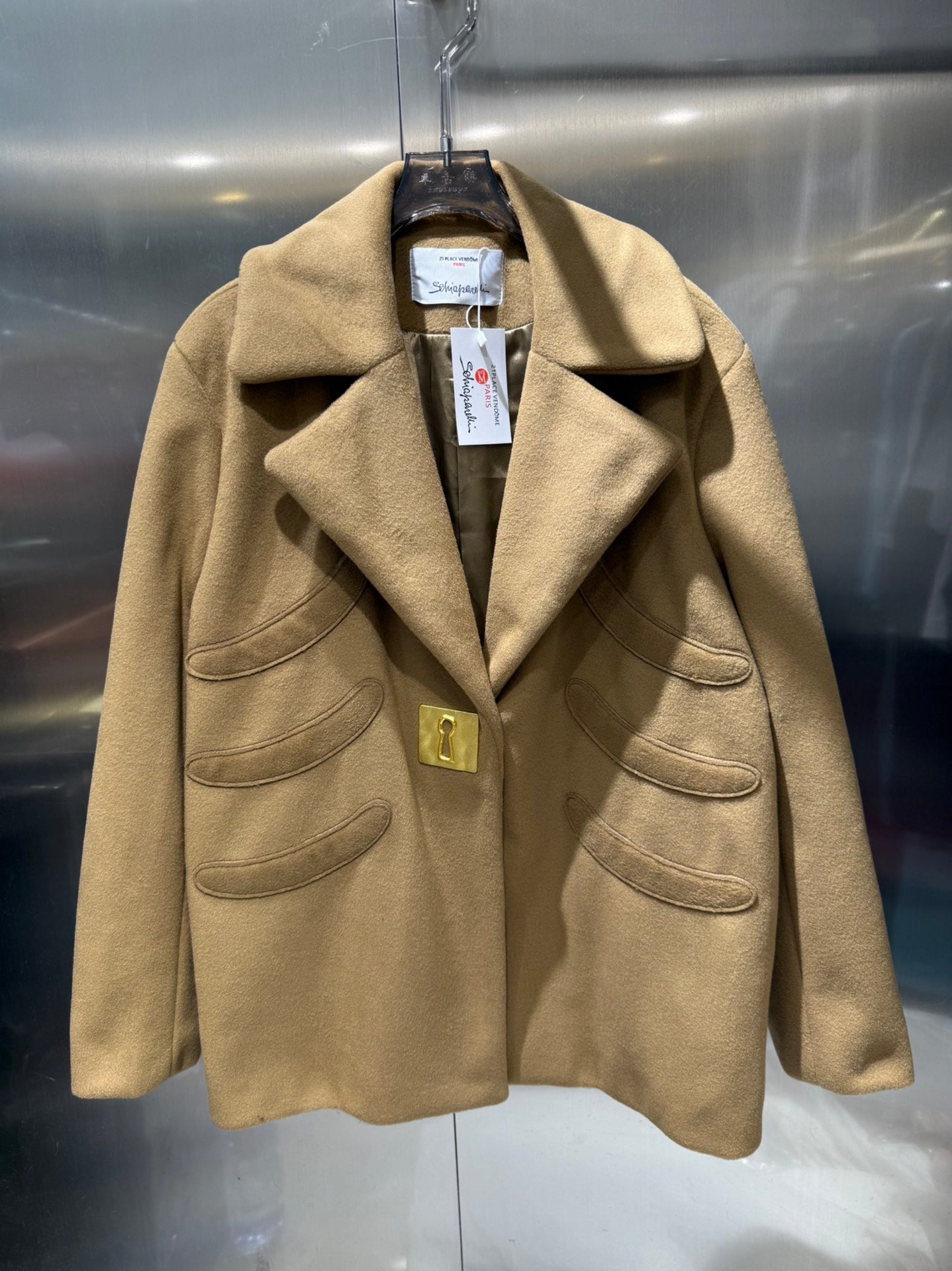Located suit jacket with lapel