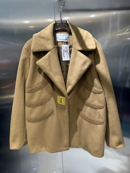 Located suit jacket with lapel