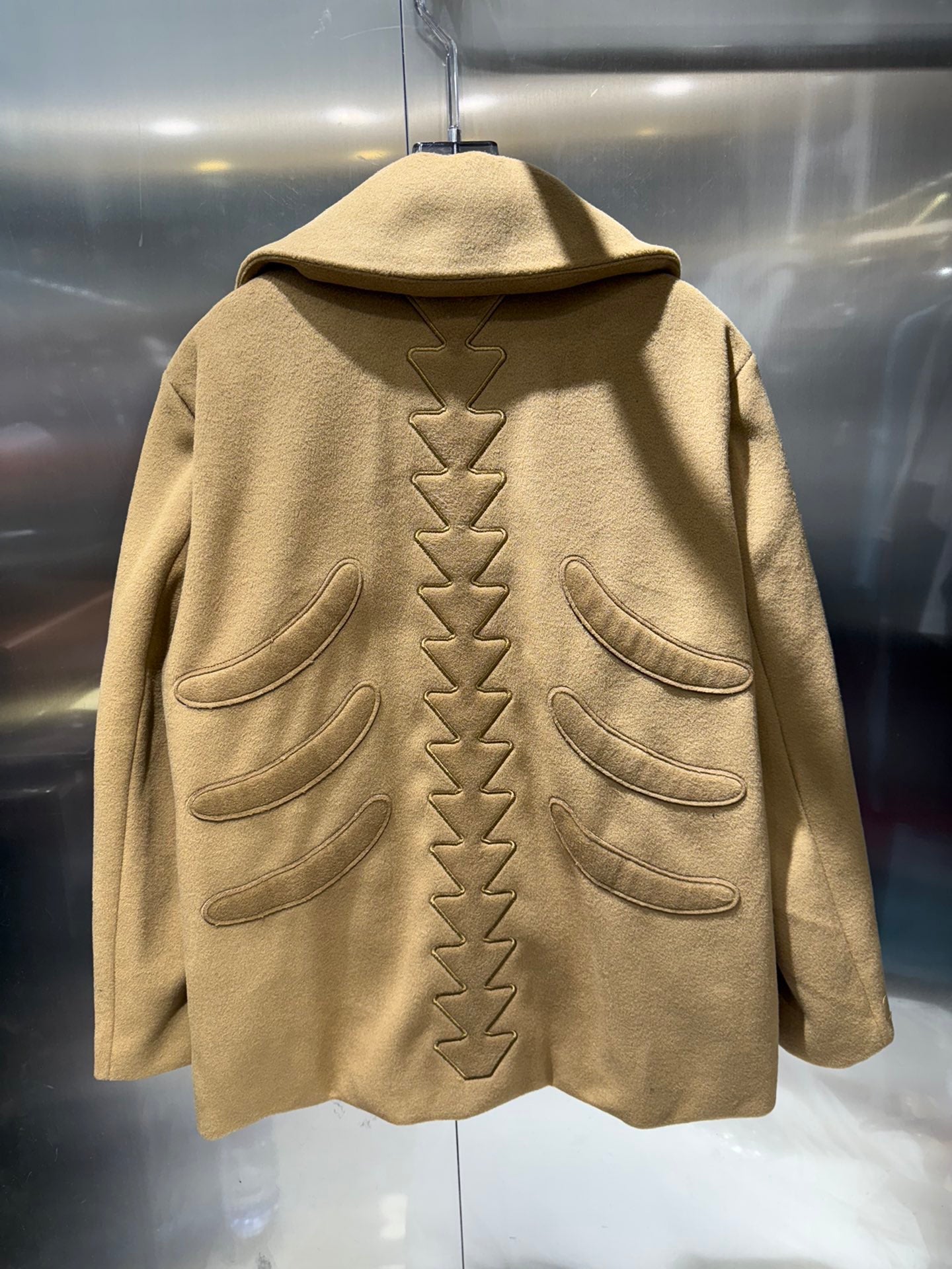 Located suit jacket with lapel
