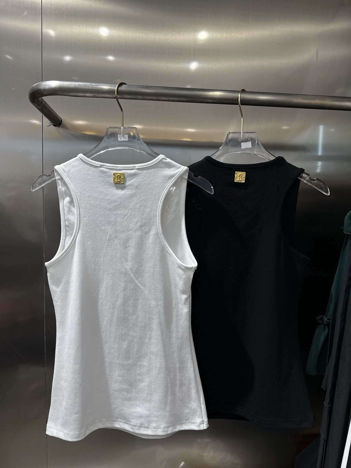 Round neck sleeveless