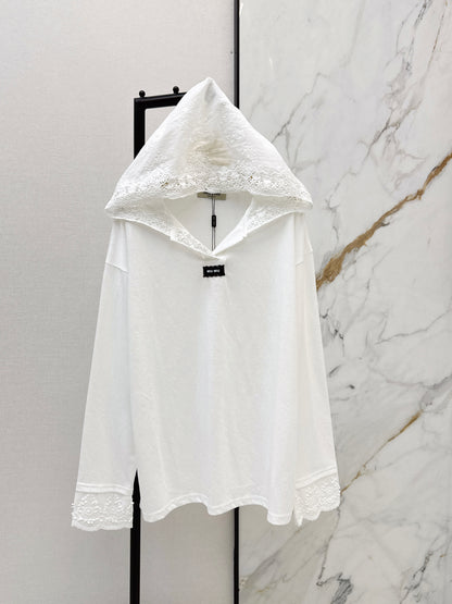 V-neck hooded long-sleeved