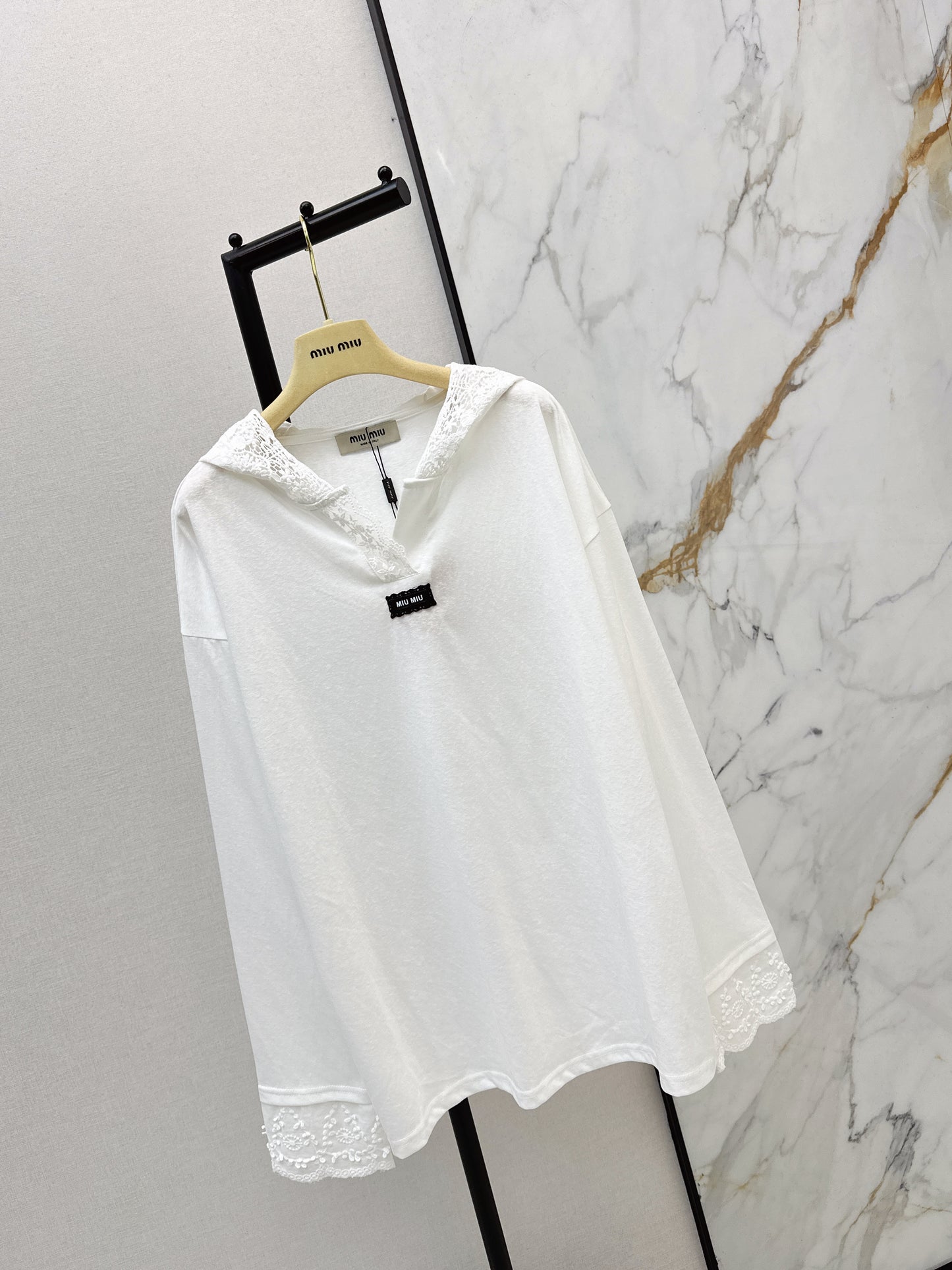 V-neck hooded long-sleeved