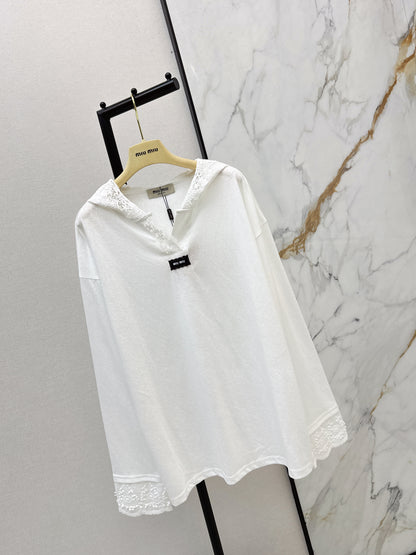 V-neck hooded long-sleeved