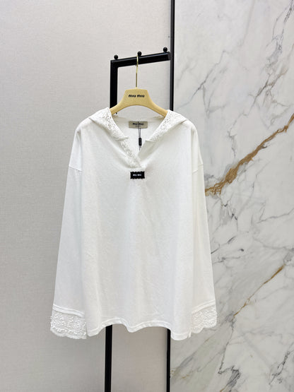 V-neck hooded long-sleeved