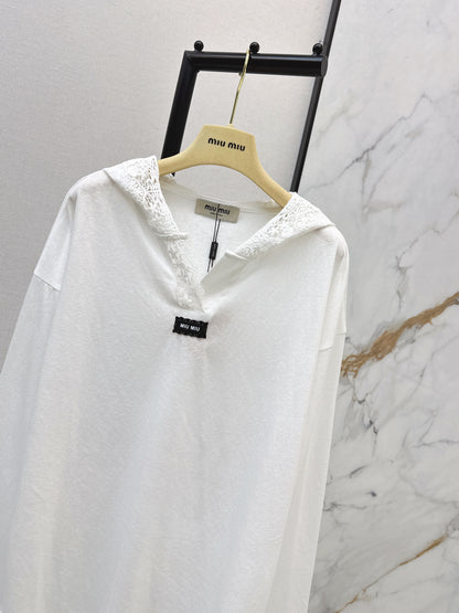 V-neck hooded long-sleeved