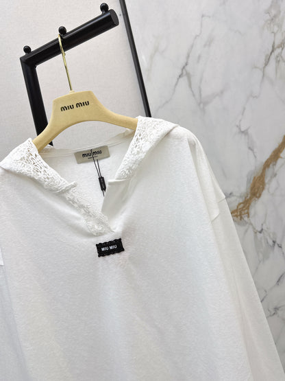 V-neck hooded long-sleeved