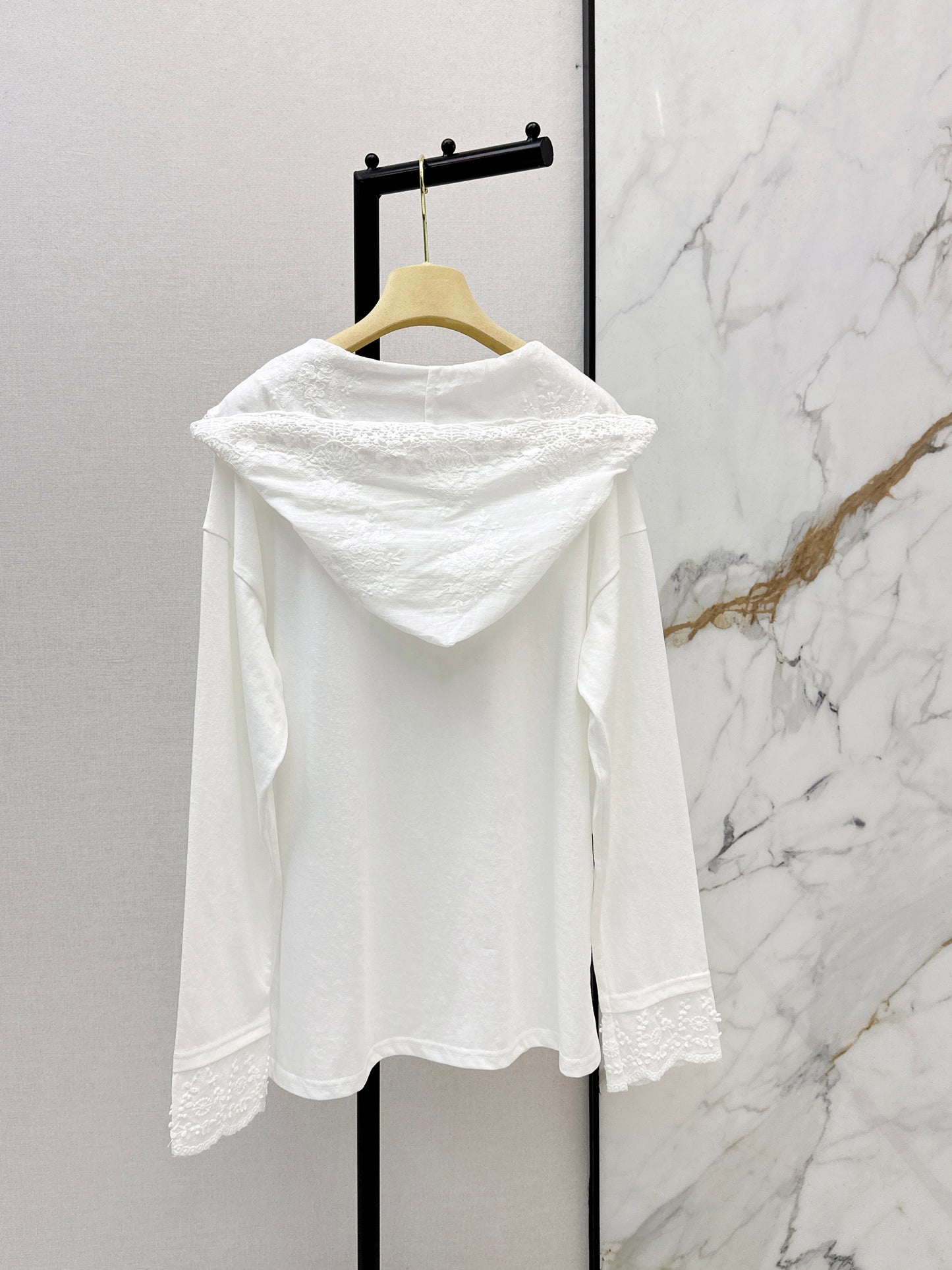 V-neck hooded long-sleeved