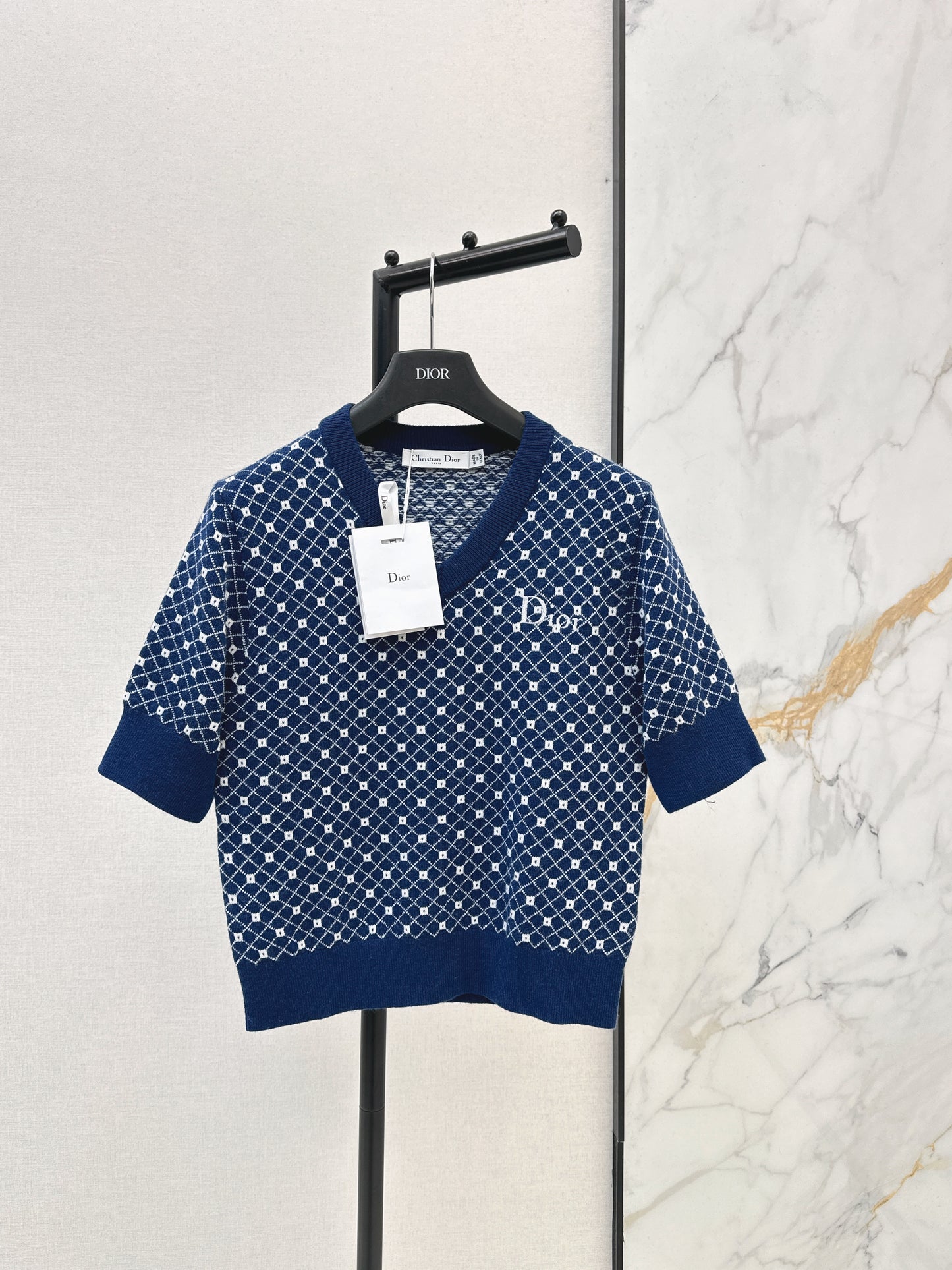 V-neck short-sleeved knit top