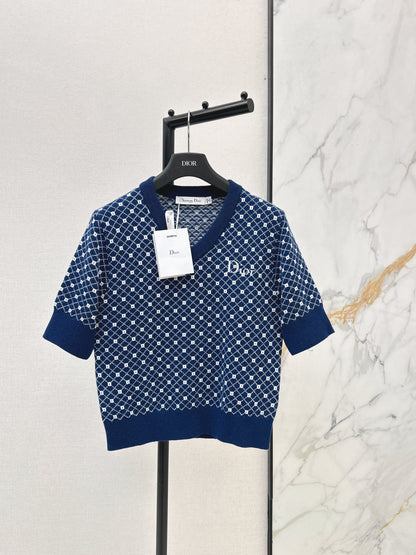 V-neck short-sleeved knit top
