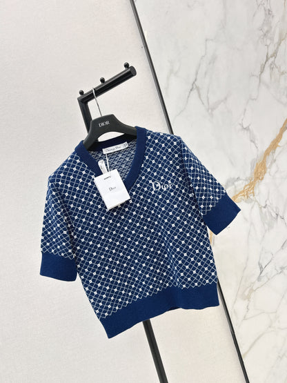 V-neck short-sleeved knit top
