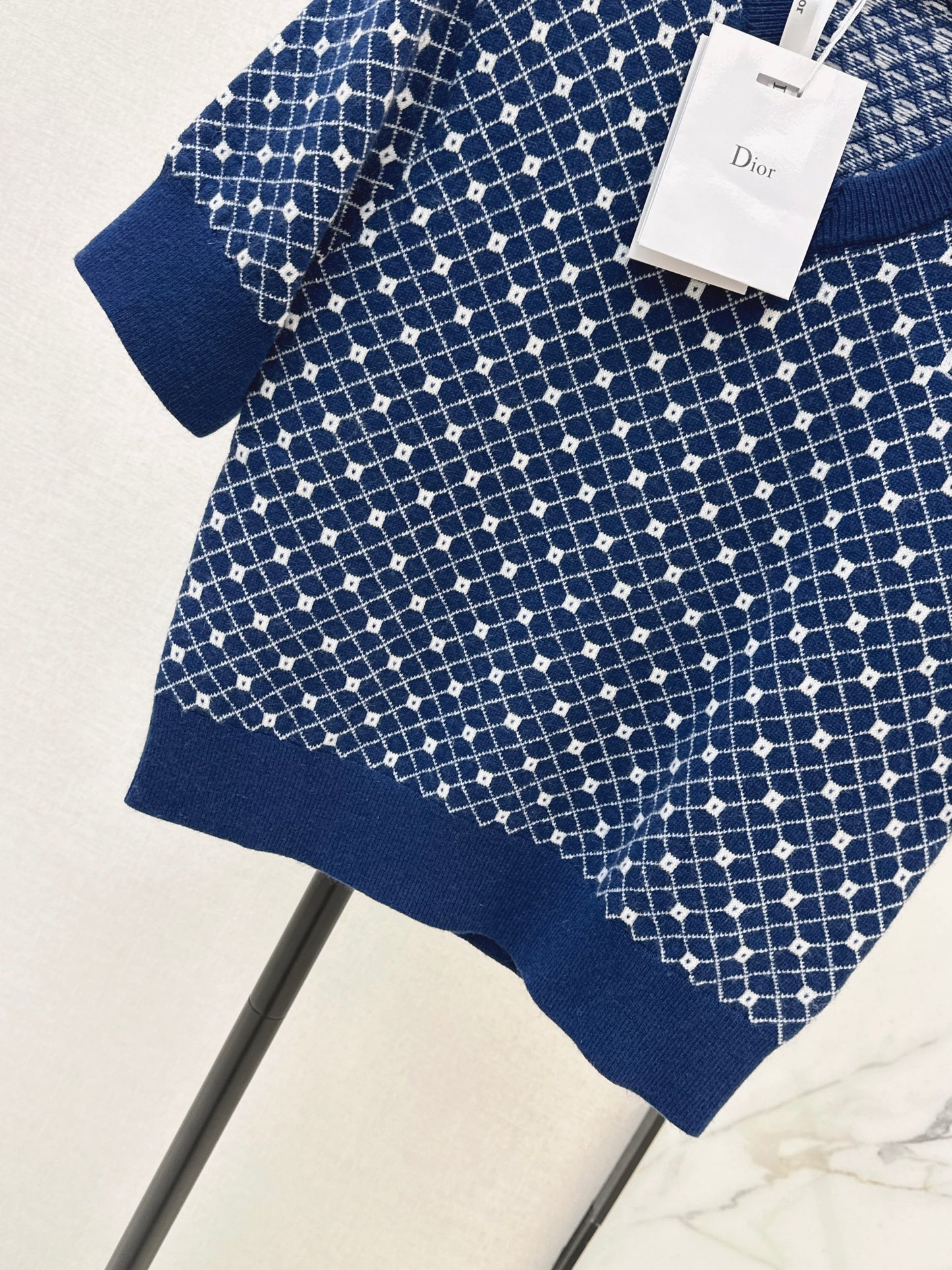 V-neck short-sleeved knit top