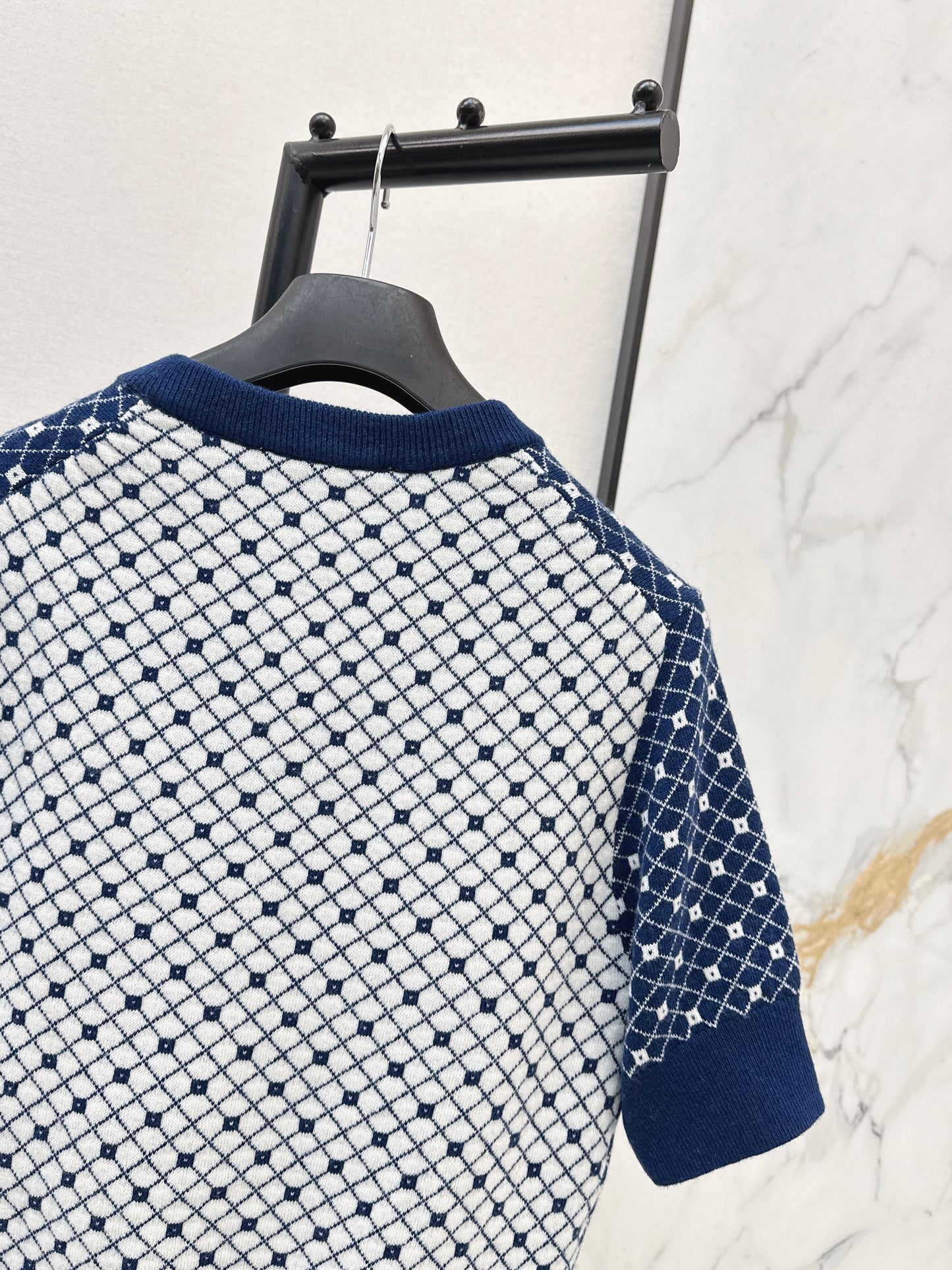 V-neck short-sleeved knit top