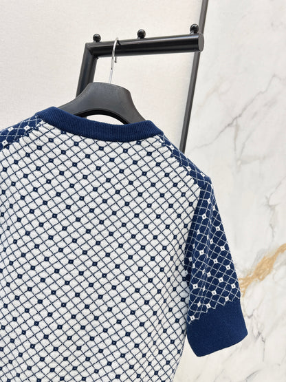 V-neck short-sleeved knit top