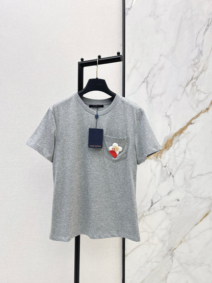 Pocket-decorated T-shirt