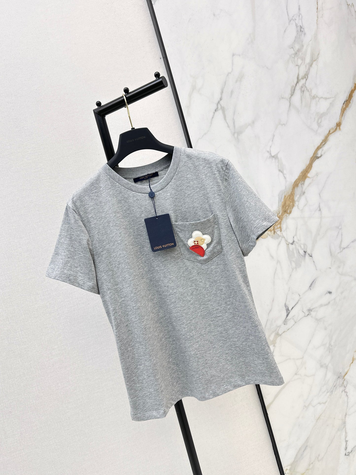 Pocket-decorated T-shirt