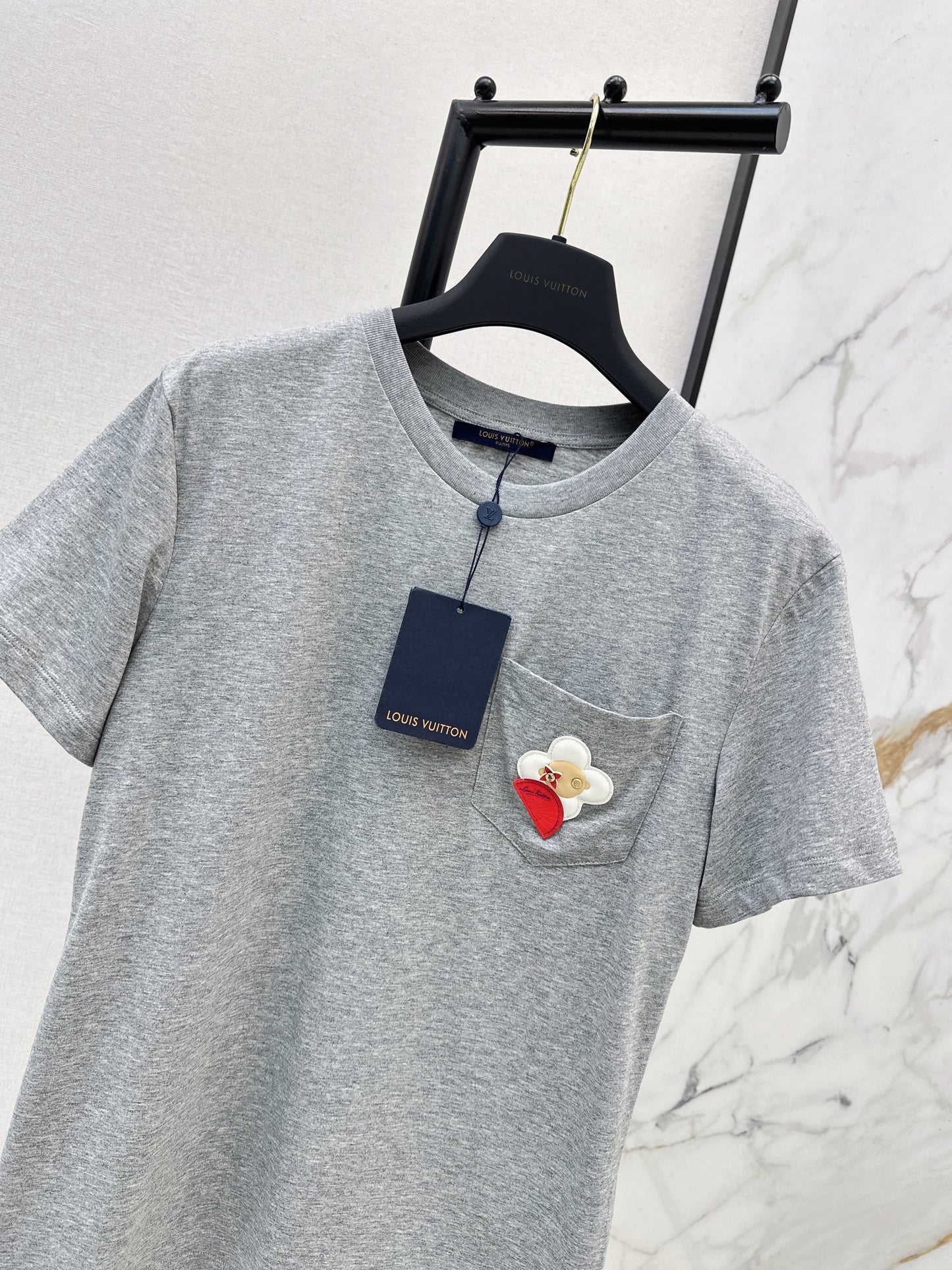 Pocket-decorated T-shirt