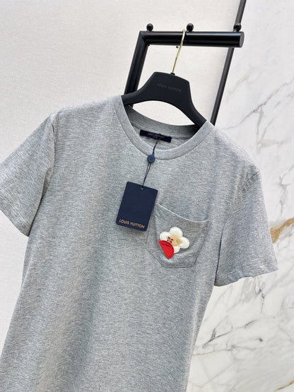 Pocket-decorated T-shirt