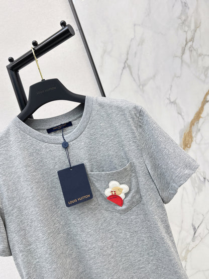Pocket-decorated T-shirt