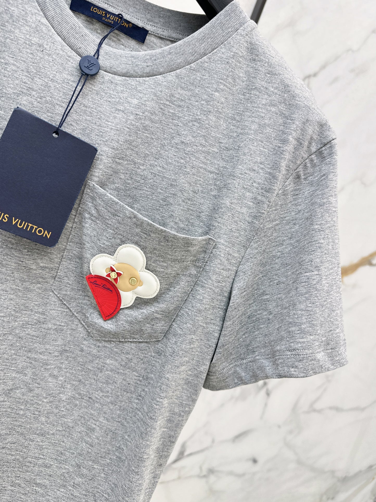 Pocket-decorated T-shirt