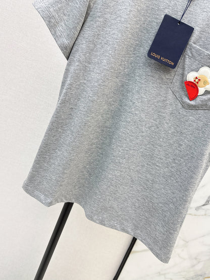 Pocket-decorated T-shirt