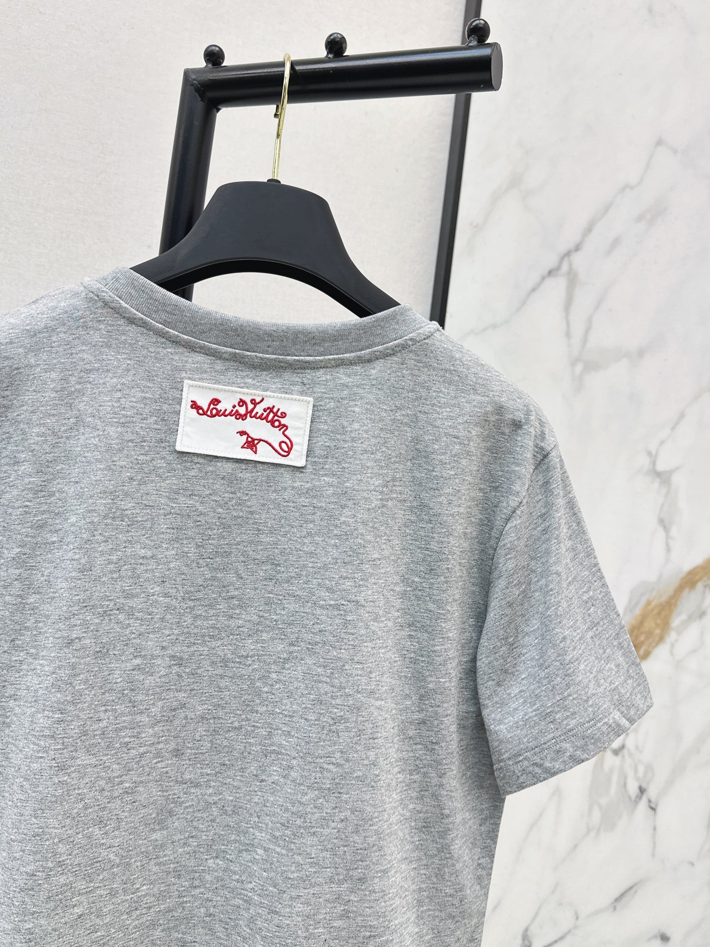 Pocket-decorated T-shirt