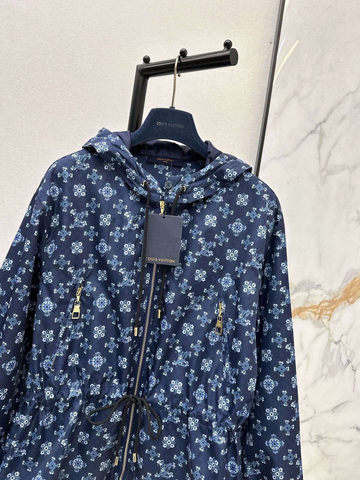 Hooded, fitted waist jacket