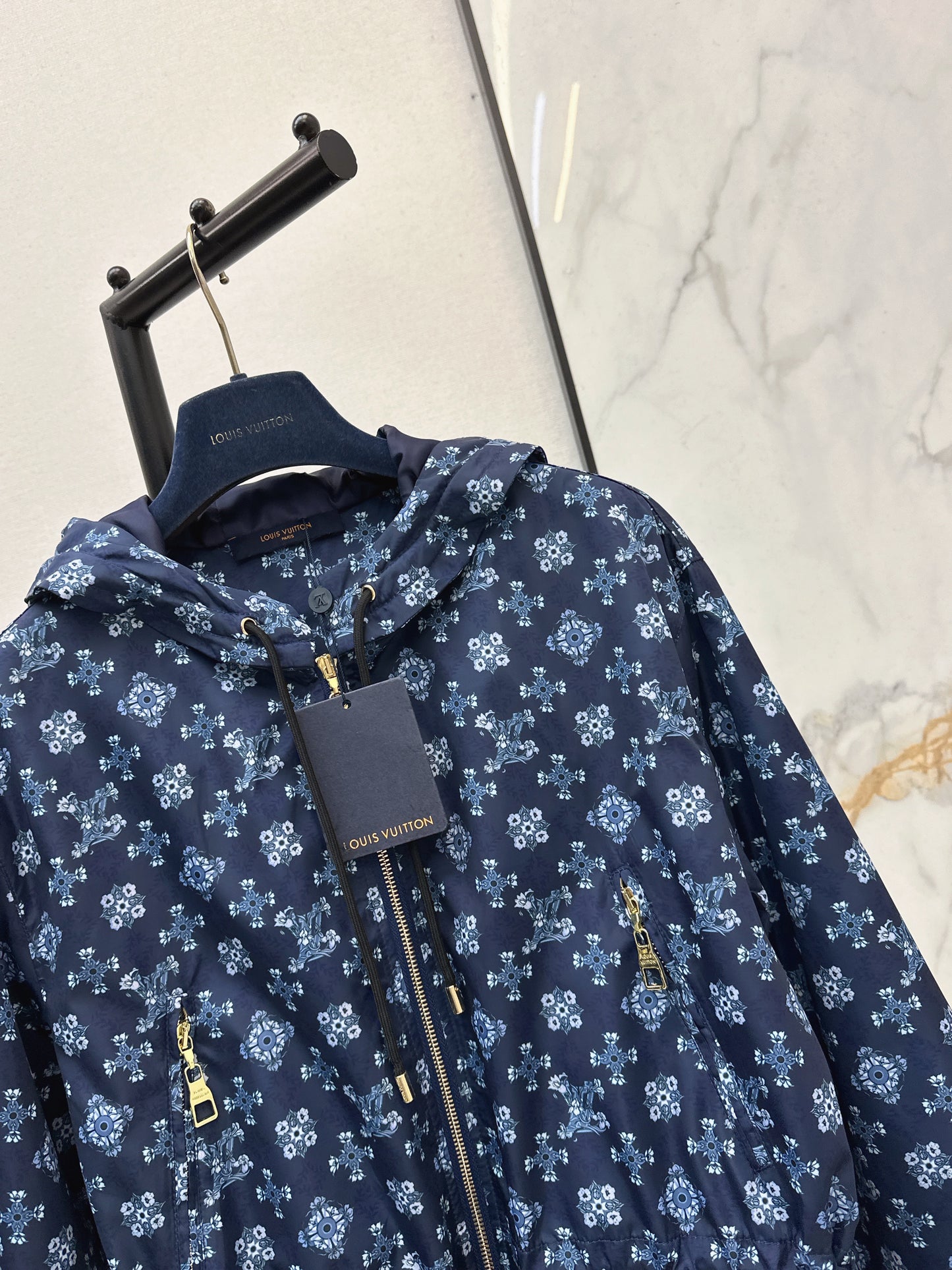 Hooded, fitted waist jacket