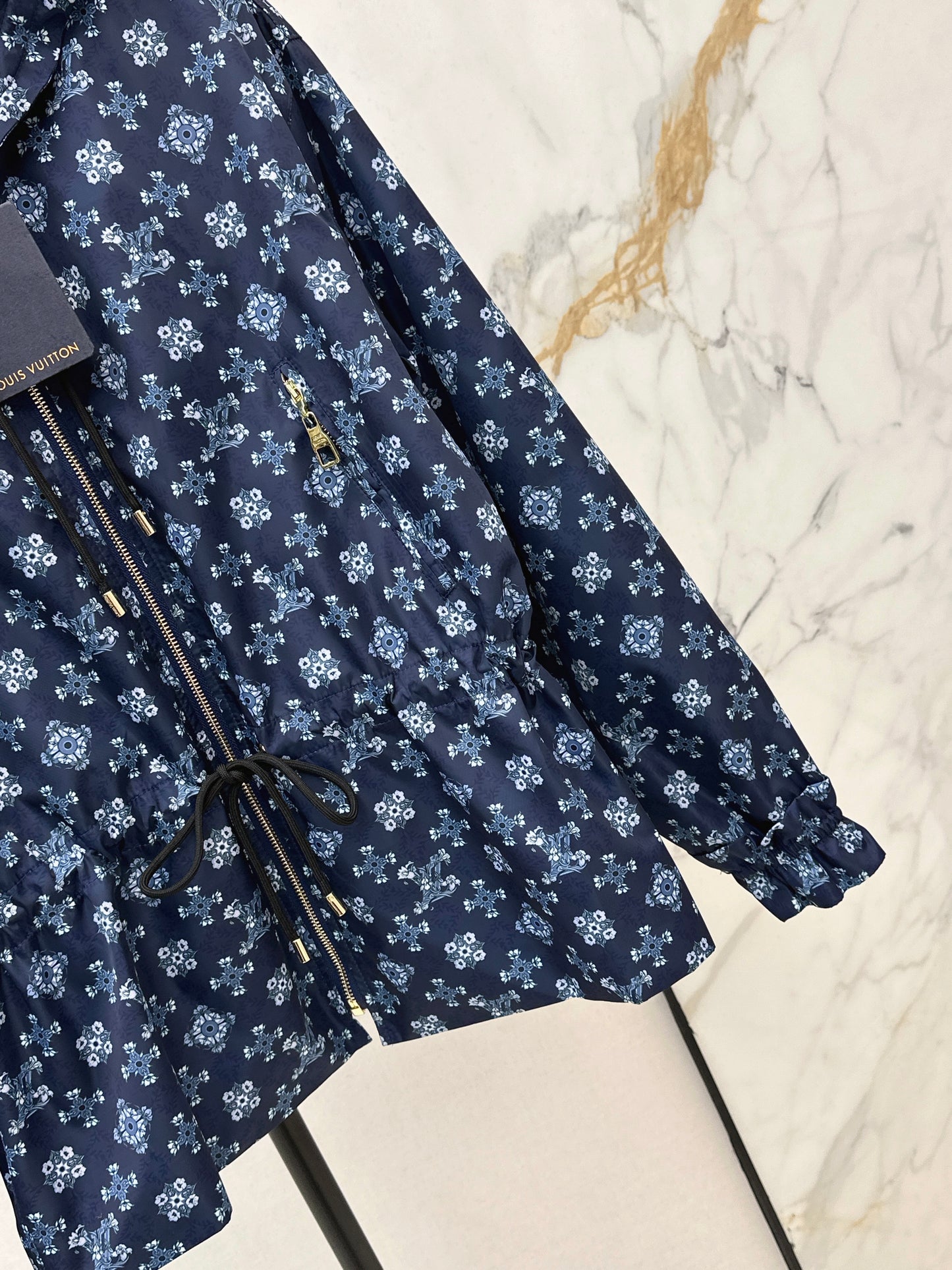 Hooded, fitted waist jacket
