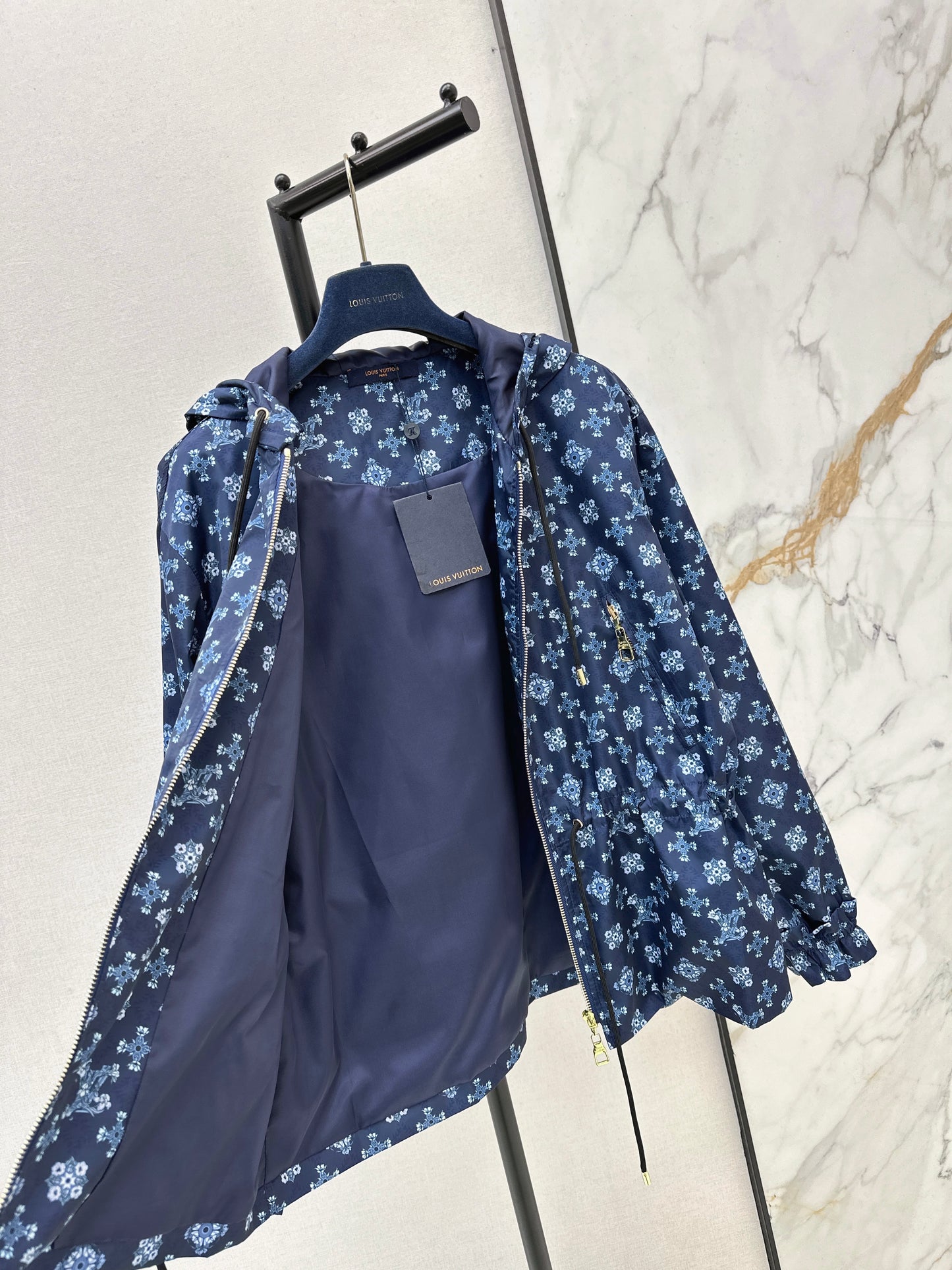 Hooded, fitted waist jacket