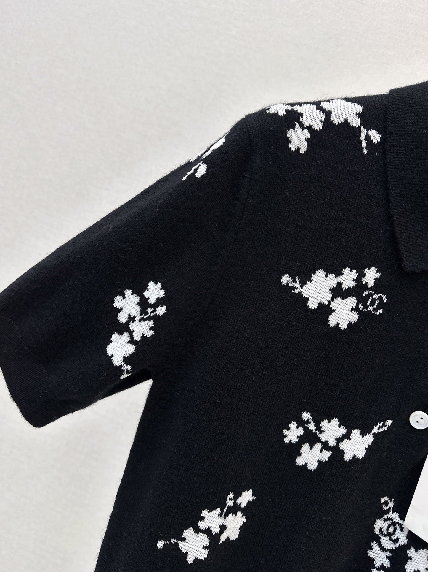 Four-leaf clover inlay T-shirt