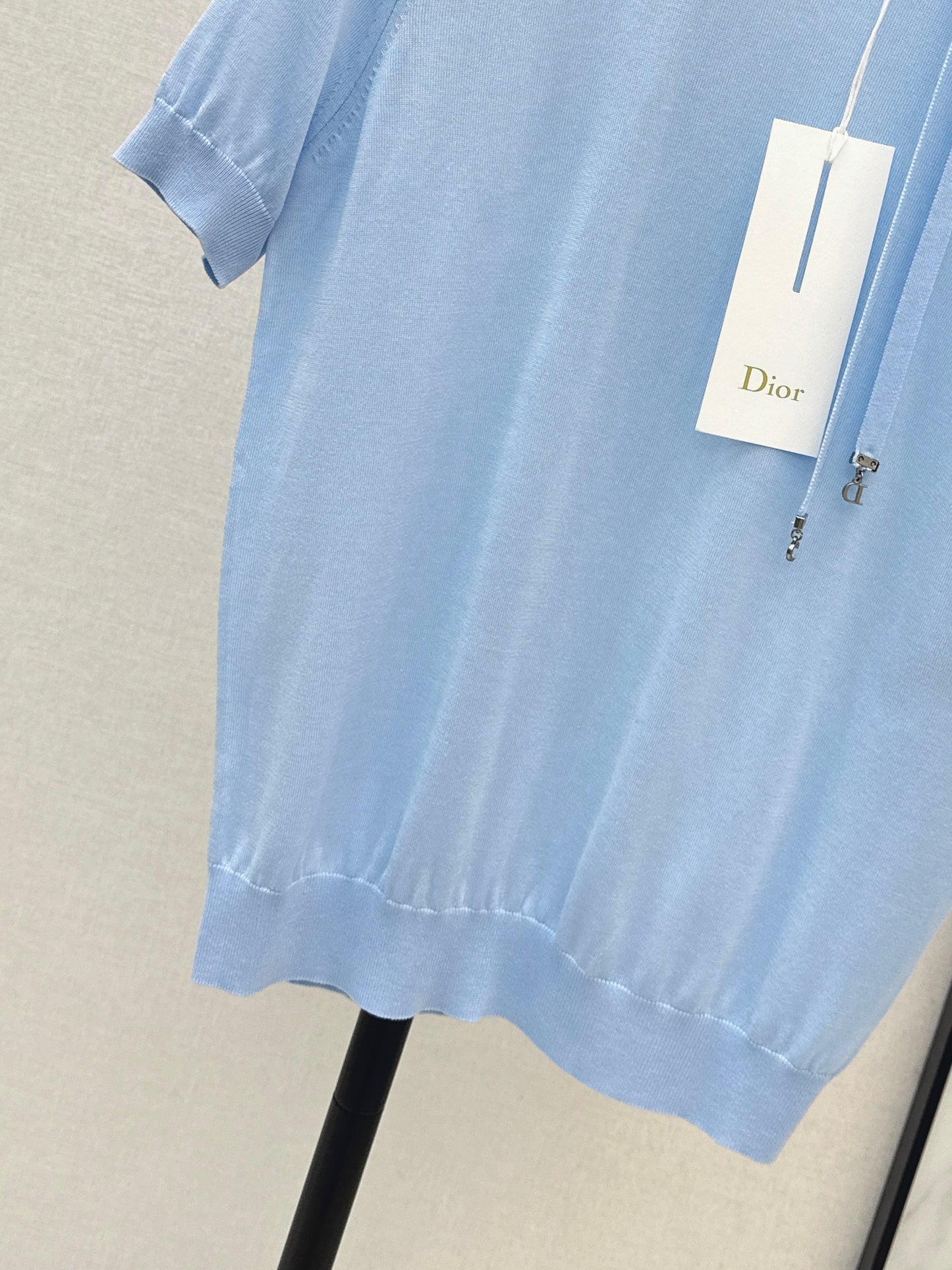Bow-tie collar short-sleeved top