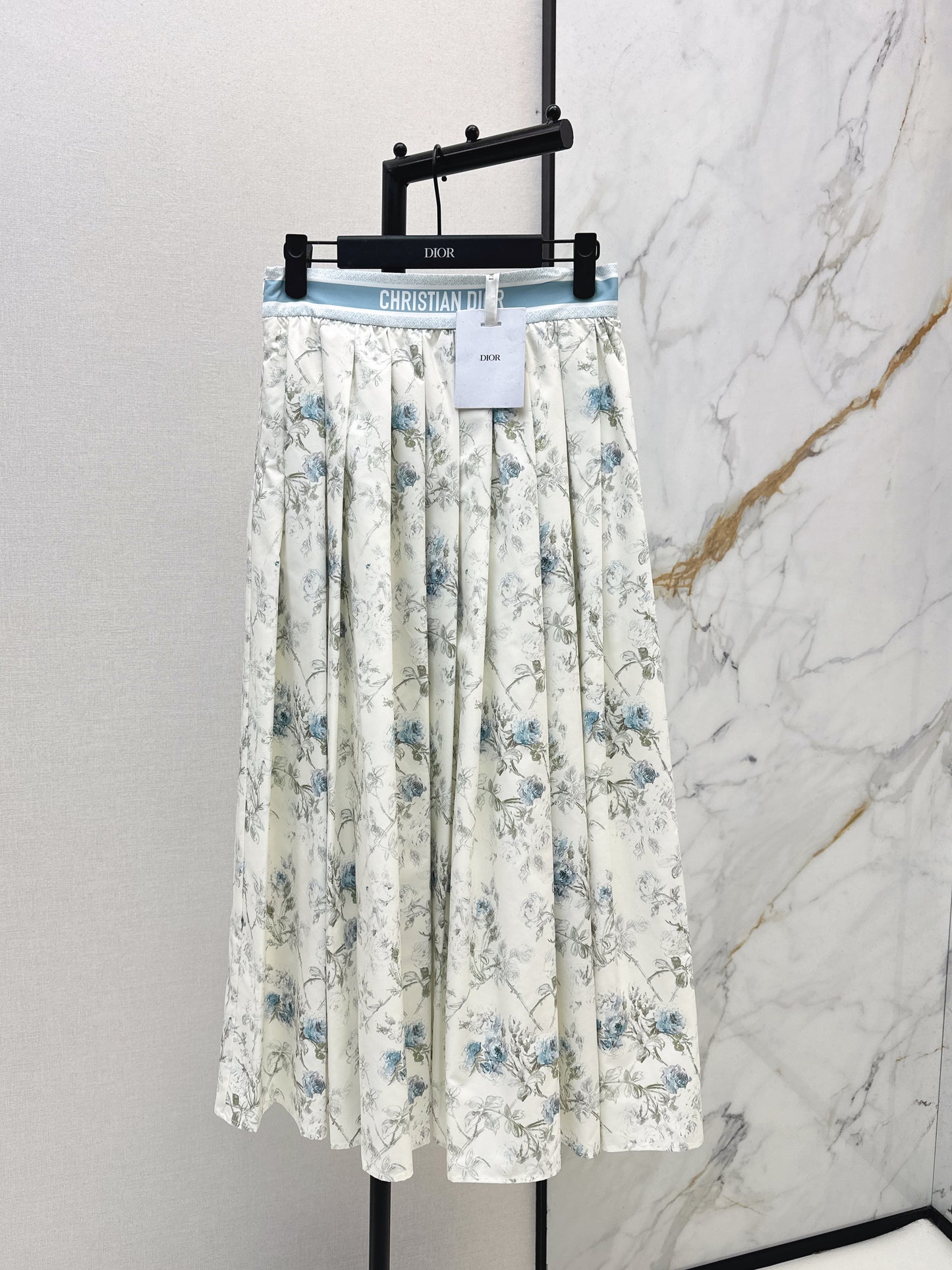 Flowing and elegant midi skirt