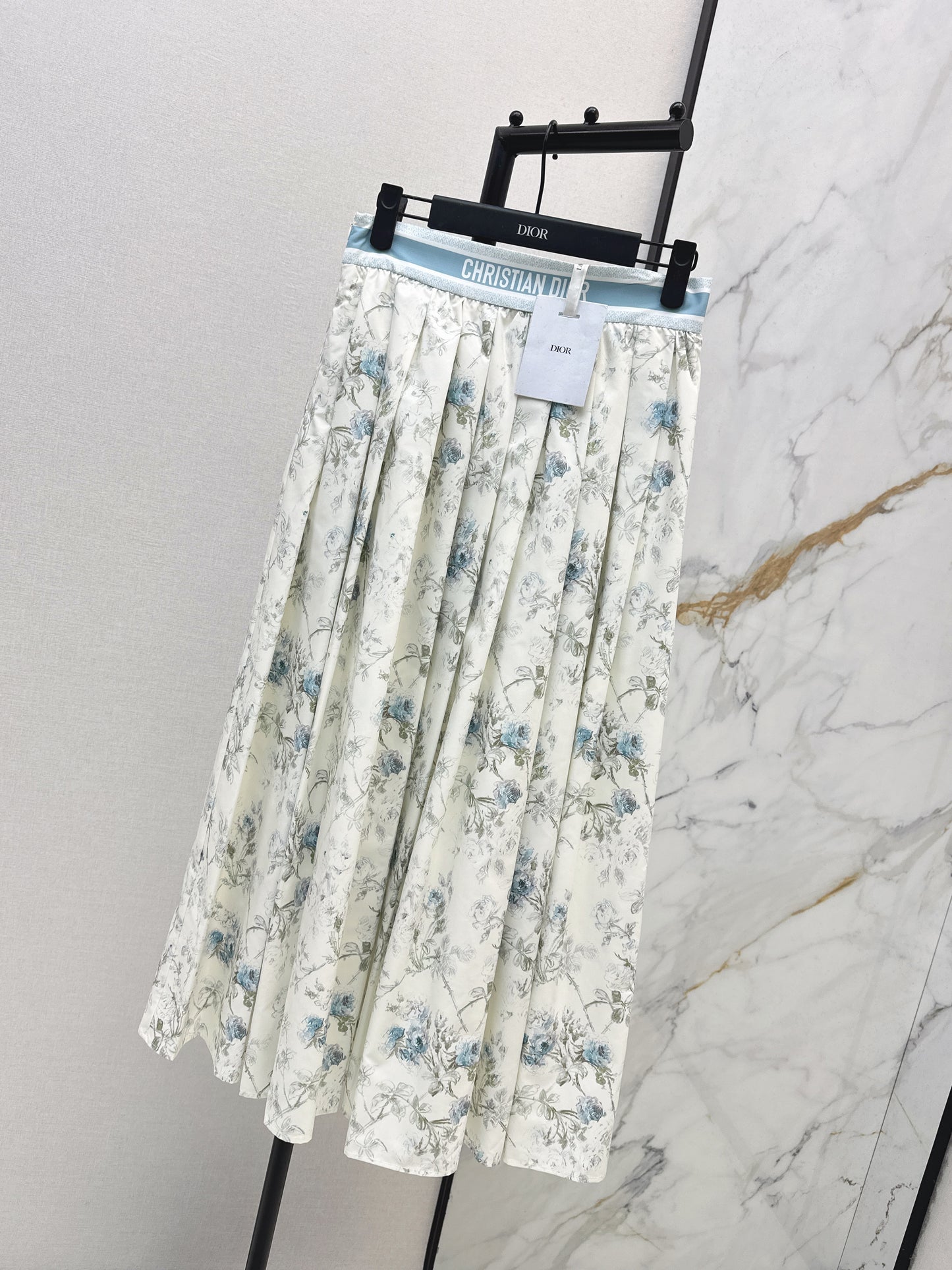 Flowing and elegant midi skirt