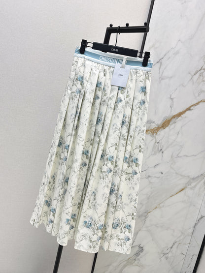 Flowing and elegant midi skirt