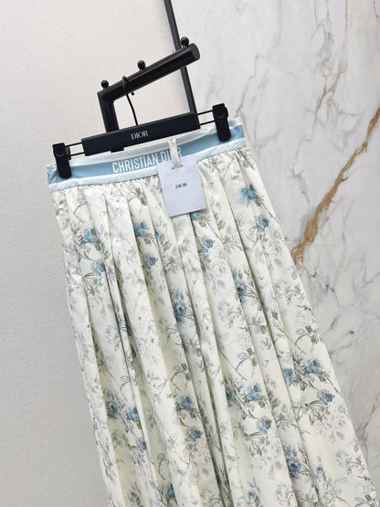Flowing and elegant midi skirt