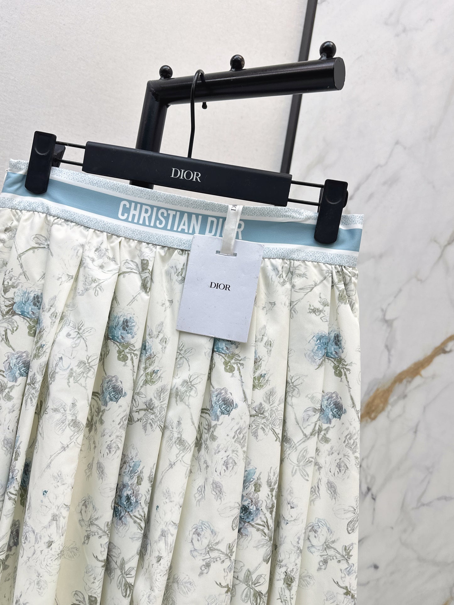 Flowing and elegant midi skirt