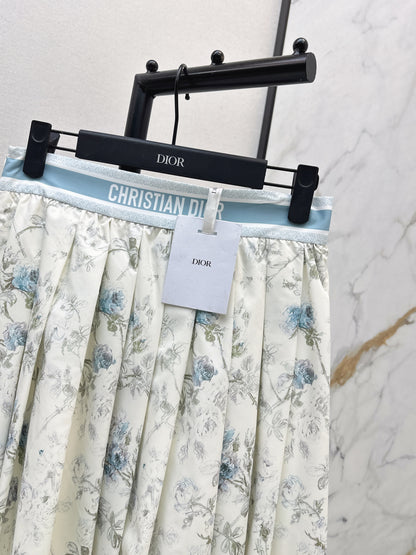 Flowing and elegant midi skirt