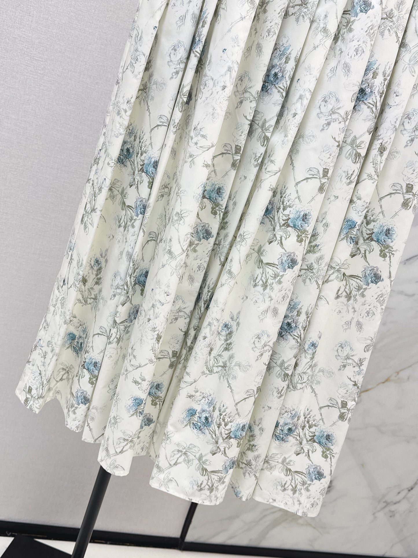 Flowing and elegant midi skirt