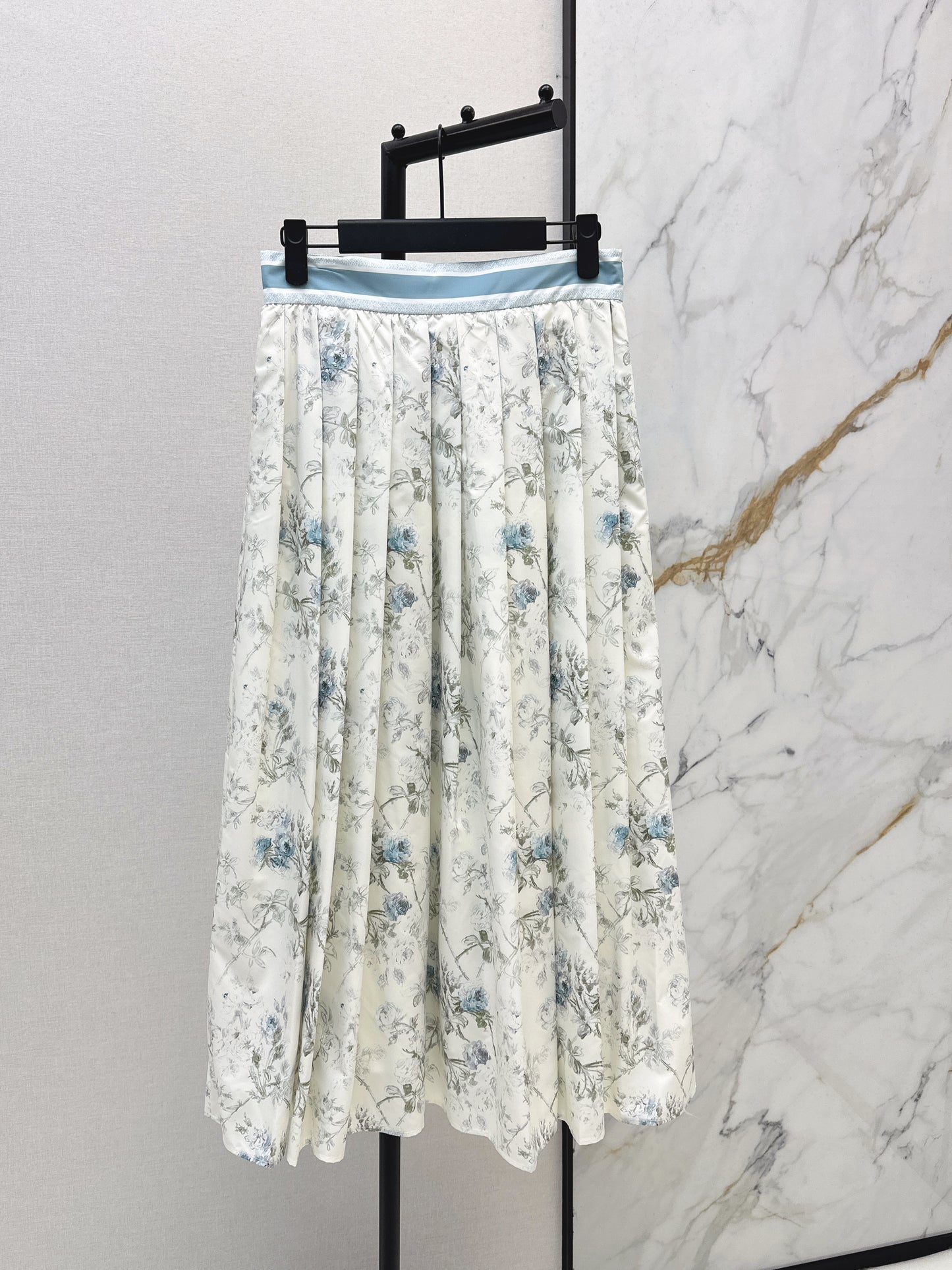 Flowing and elegant midi skirt