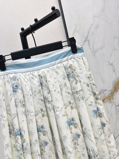 Flowing and elegant midi skirt