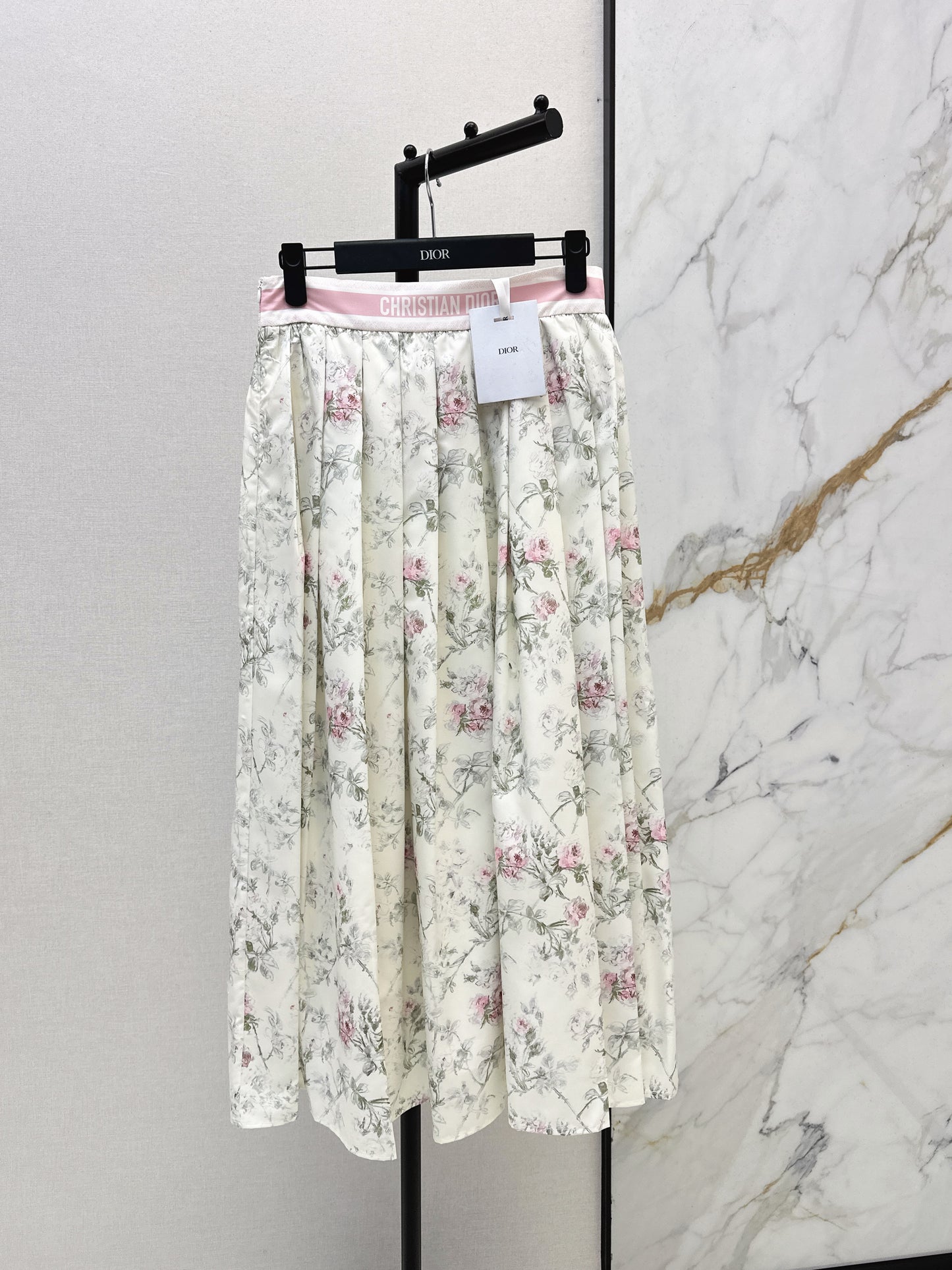 Flowing and elegant midi skirt