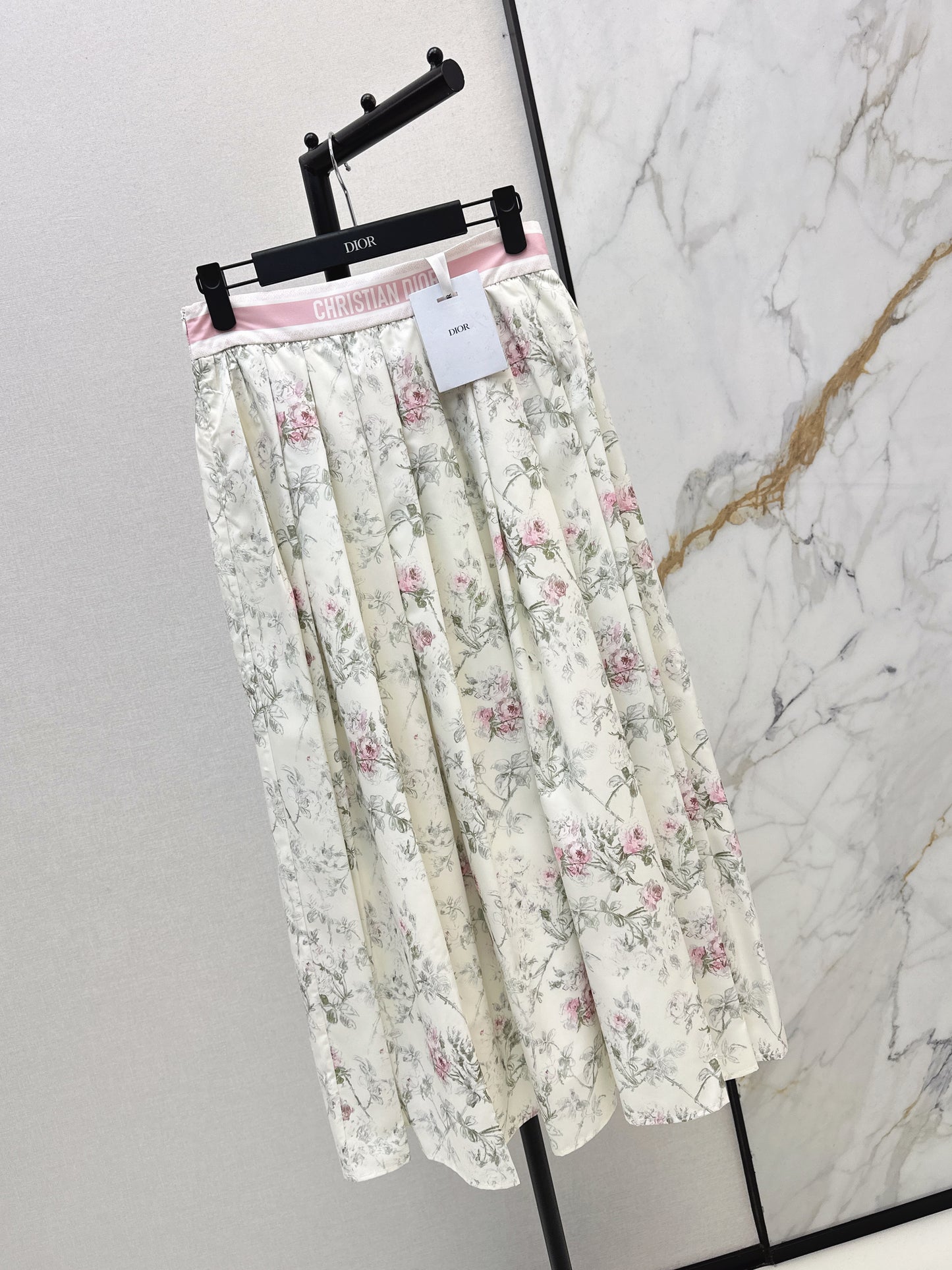 Flowing and elegant midi skirt