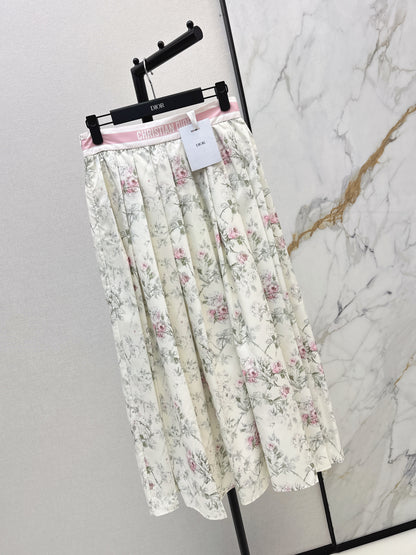 Flowing and elegant midi skirt