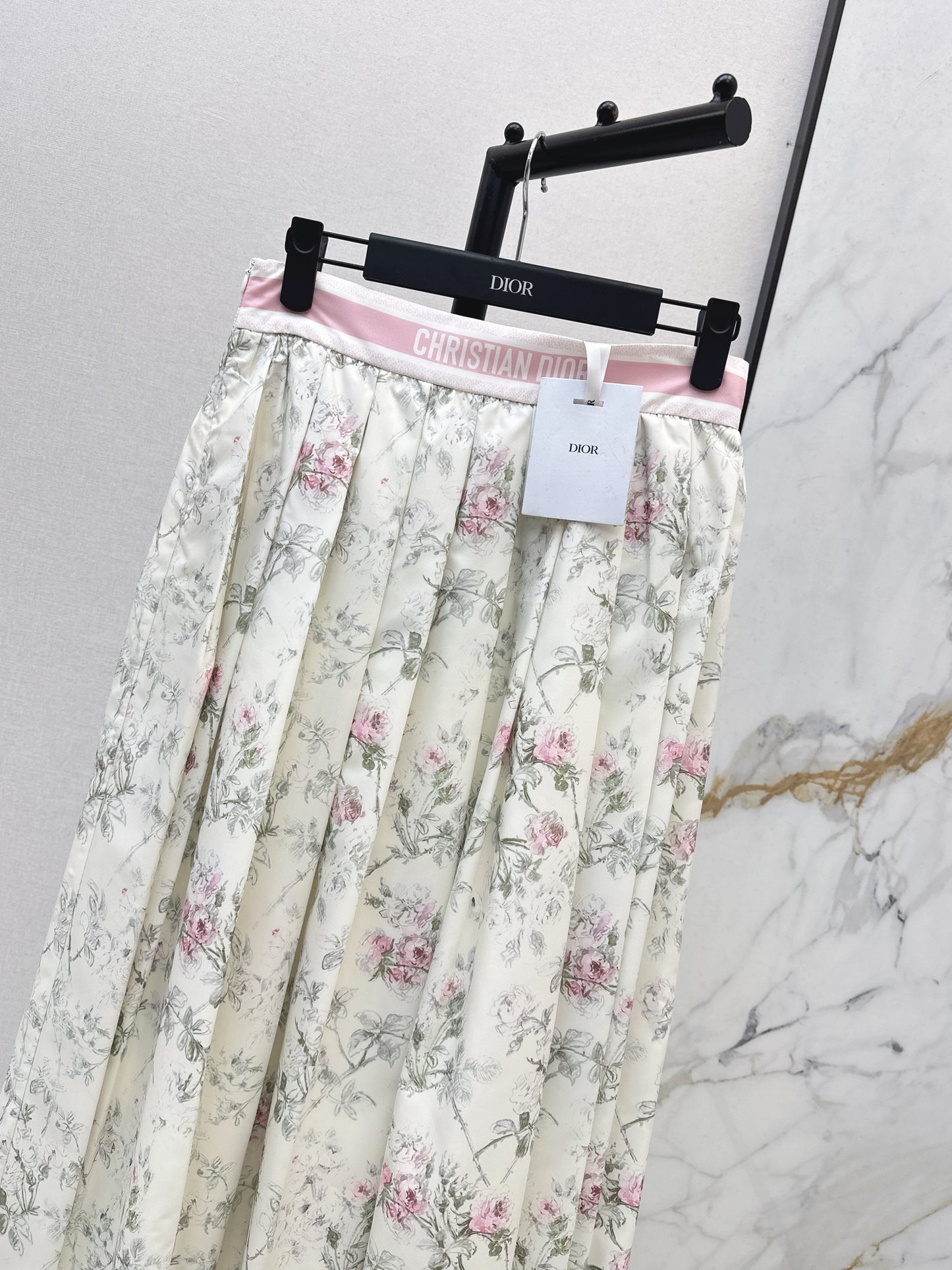 Flowing and elegant midi skirt