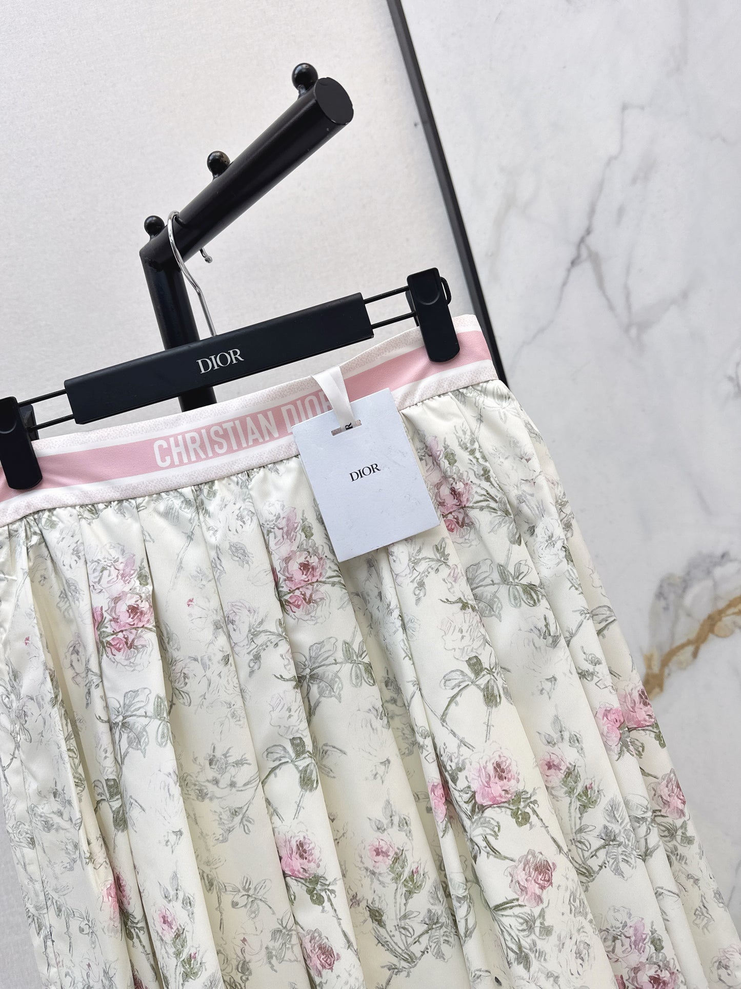 Flowing and elegant midi skirt