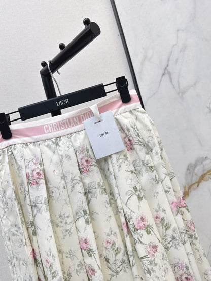 Flowing and elegant midi skirt