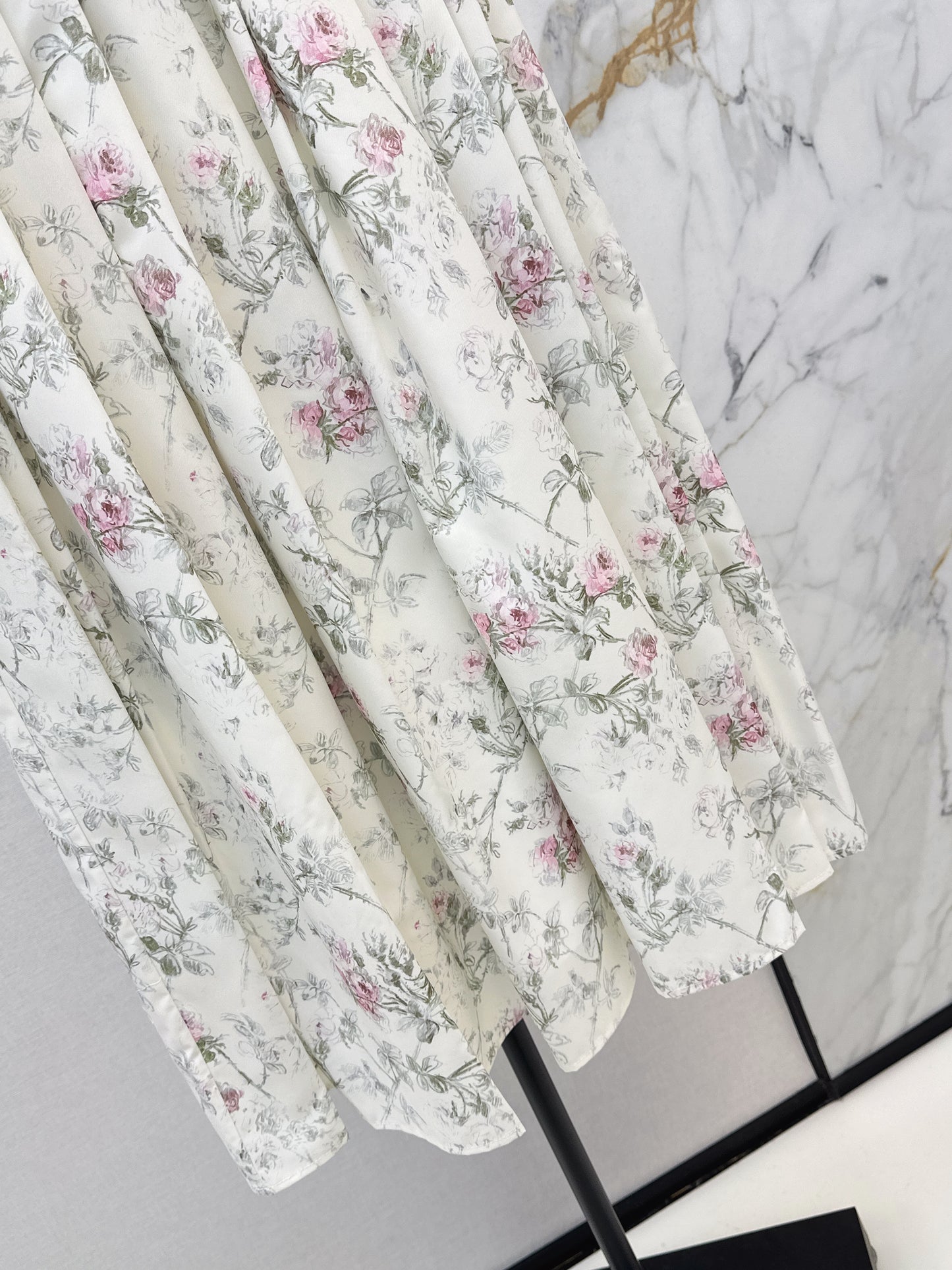 Flowing and elegant midi skirt