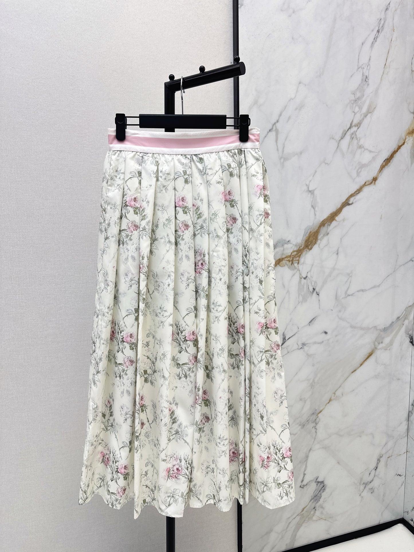Flowing and elegant midi skirt