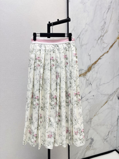 Flowing and elegant midi skirt