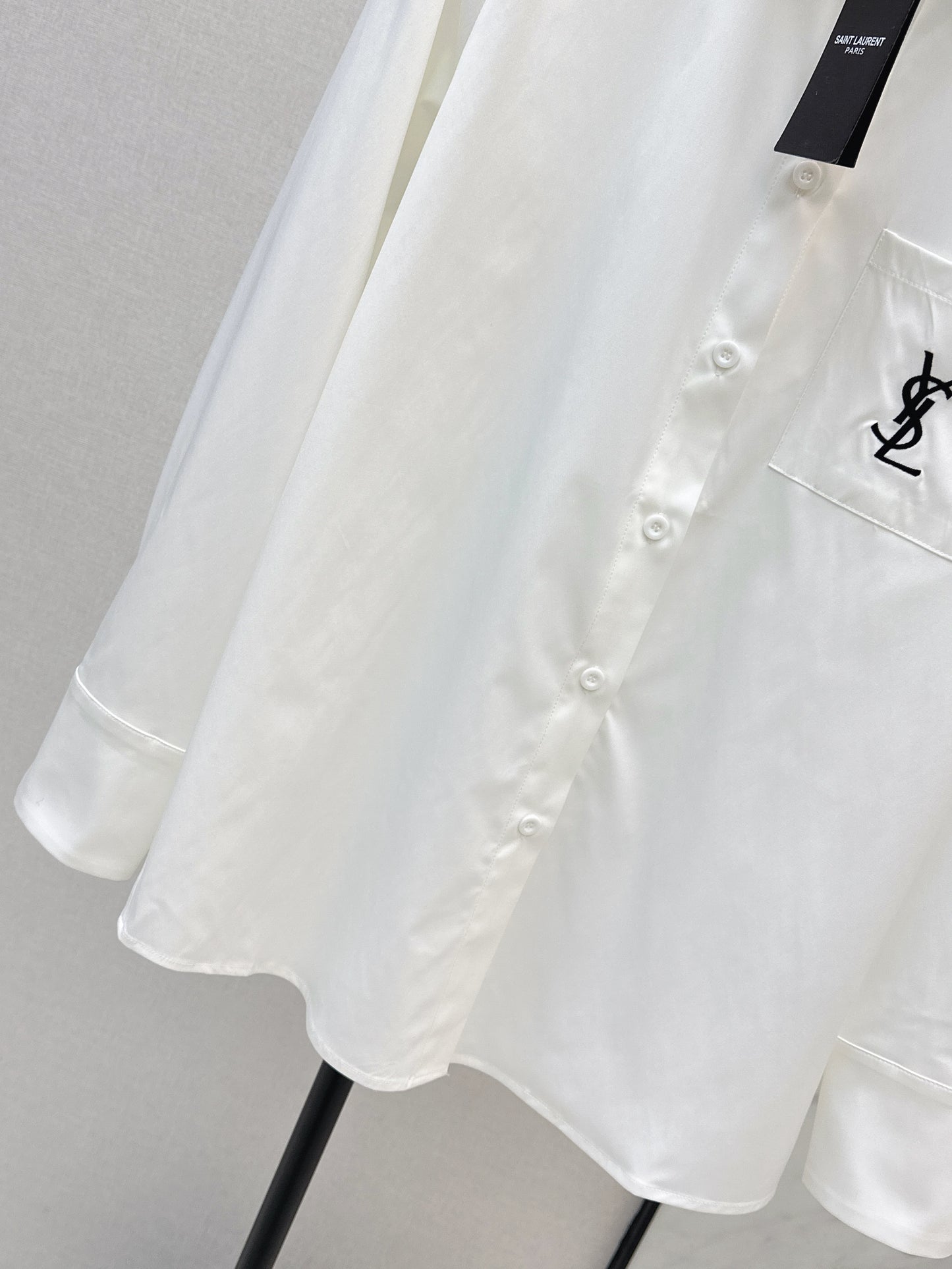 Letter-embellished loose-fitting shirt